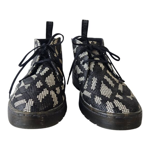 DR MARTENS Women 7 Daytona Aztec 2 Hole Wave Black White Bootie Ankle Boots EU38 - Picture 4 of 9